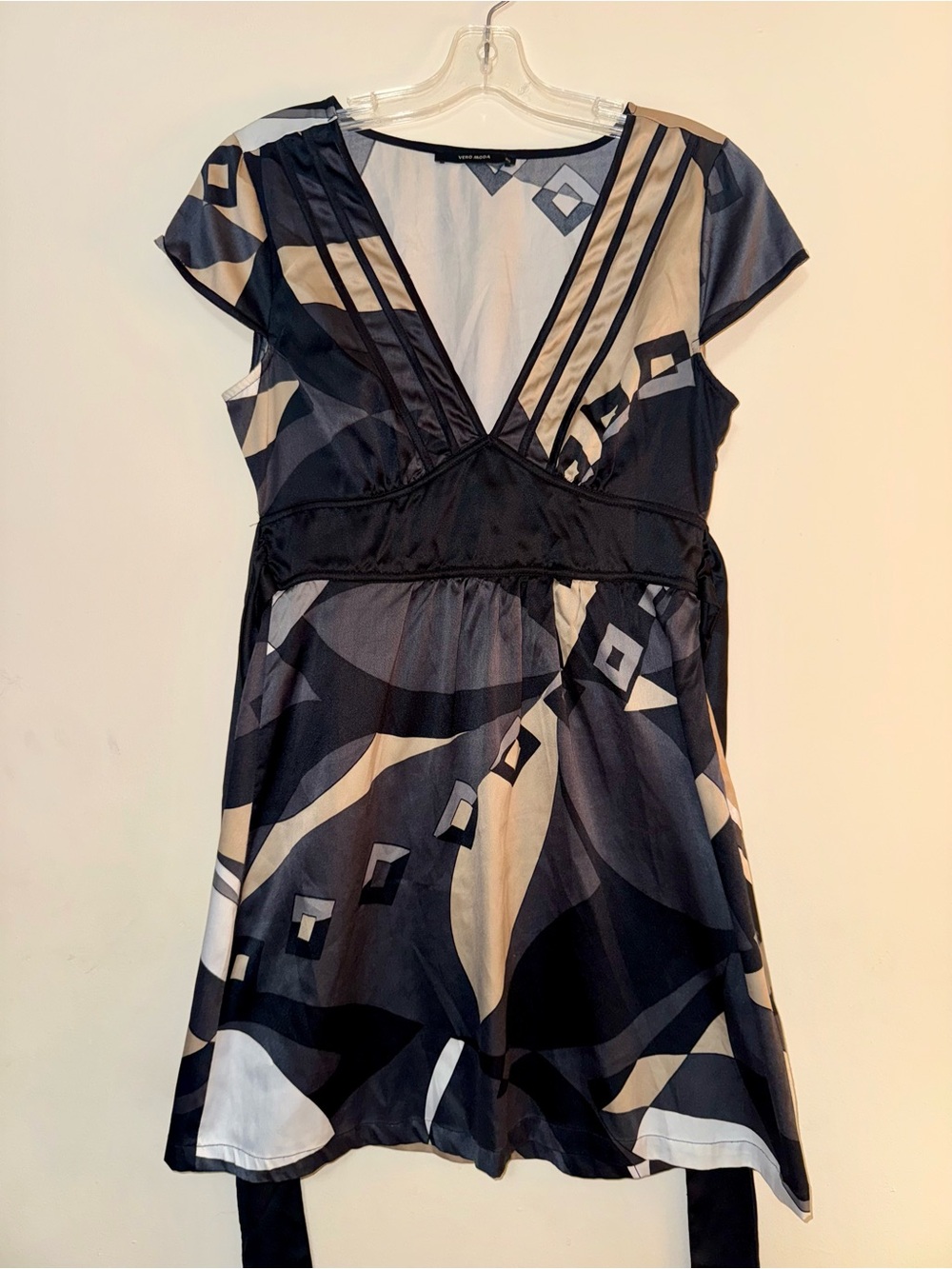 Vero Moda Y2K Black & Cream Geometric V-Neck Mini Satin sheen Dress M (6/8)